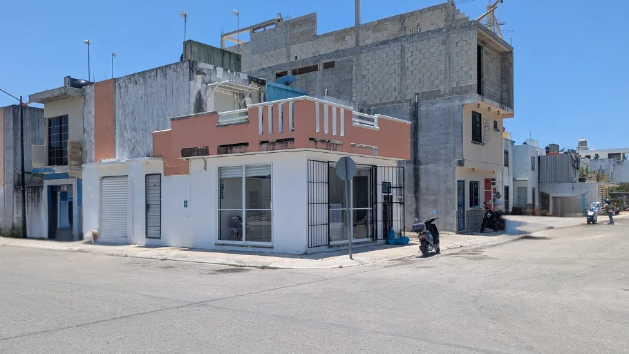 Fachada del Laboratorio Raylab en Playa del Carmen