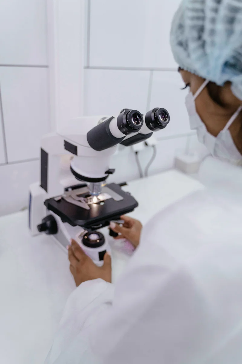 Química de Raylab trabajando en un entorno de laboratorio clínico.